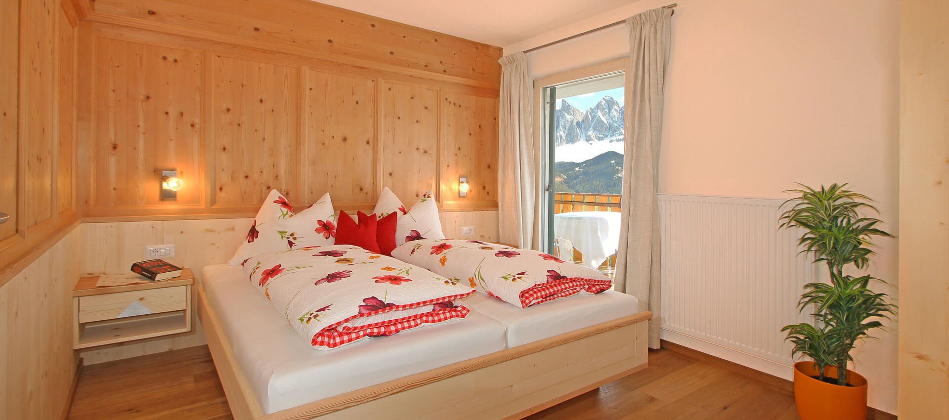 ferienwohnung-villnoess-edelweiss-schlafzimmer